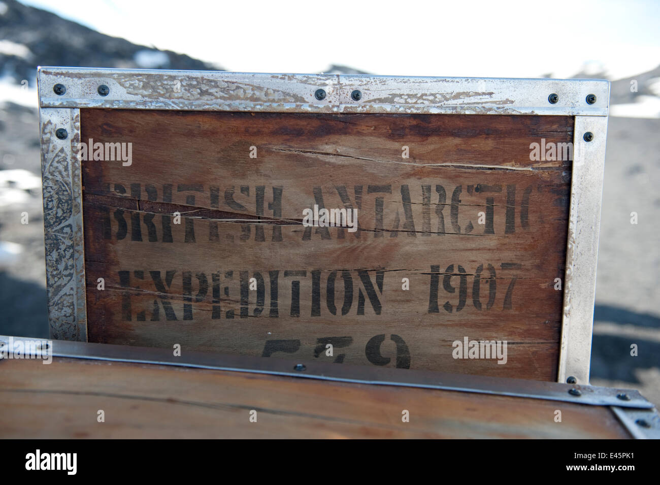 Verpackung-Holzkisten außerhalb Shackletons Nimrod Hütte, eingefroren in der Zeit vom British Antarctic Expedition 1907, Kap Royds, McMurdo-Sund, Antarktis, November 2008 Stockfoto
