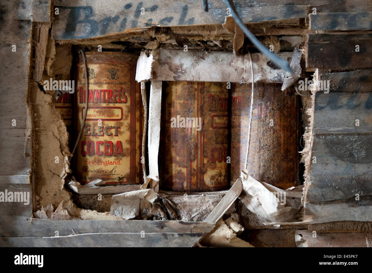 Essen Lieferungen (Kakao) in Holzkisten Verpackung im Inneren des Shackletons Nimrod Hütte, eingefroren in der Zeit vom British Antarctic Expedition 1907, Kap Royds, McMurdo-Sund, Antarktis, November 2008 Stockfoto