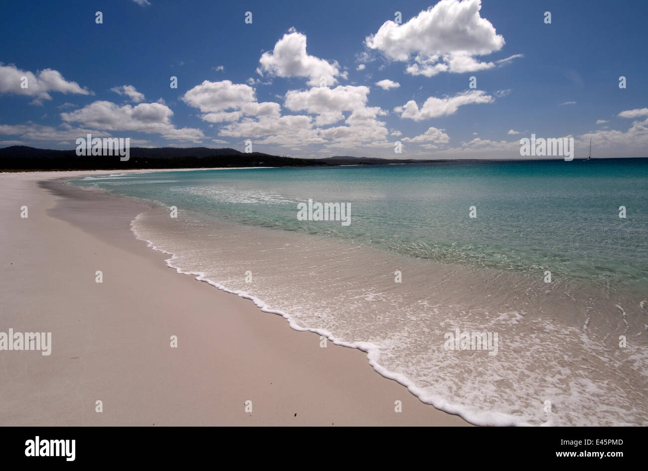 Binalong Bucht mit Strand und einer Landzunge gekleidet in Granitfelsen, Bay of Fires, Tasmanien, Australien März 2007 Stockfoto