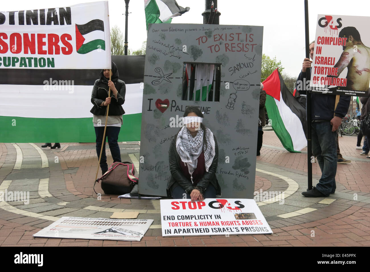Nessrin Zavai in Handschellen und mit verbundenen Augen, zeigt auf einen Protest gegen private Sicherheitsfirma G4S durch das IPSC Stockfoto