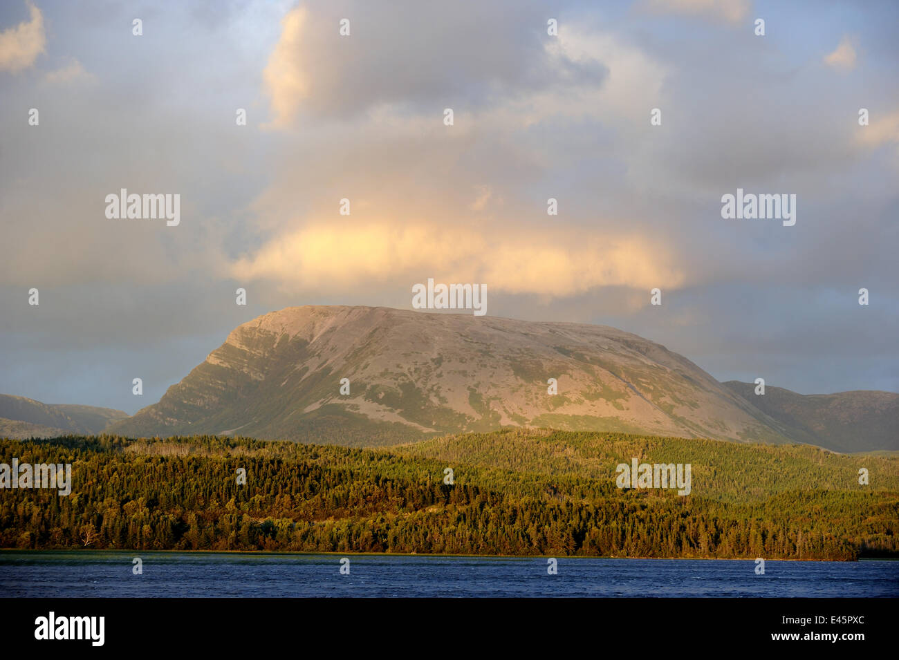 Gros Morne Mountain, mit Sonne durch Wolken, Gros Morne National Park, Neufundland, Kanada, September 2010 Stockfoto