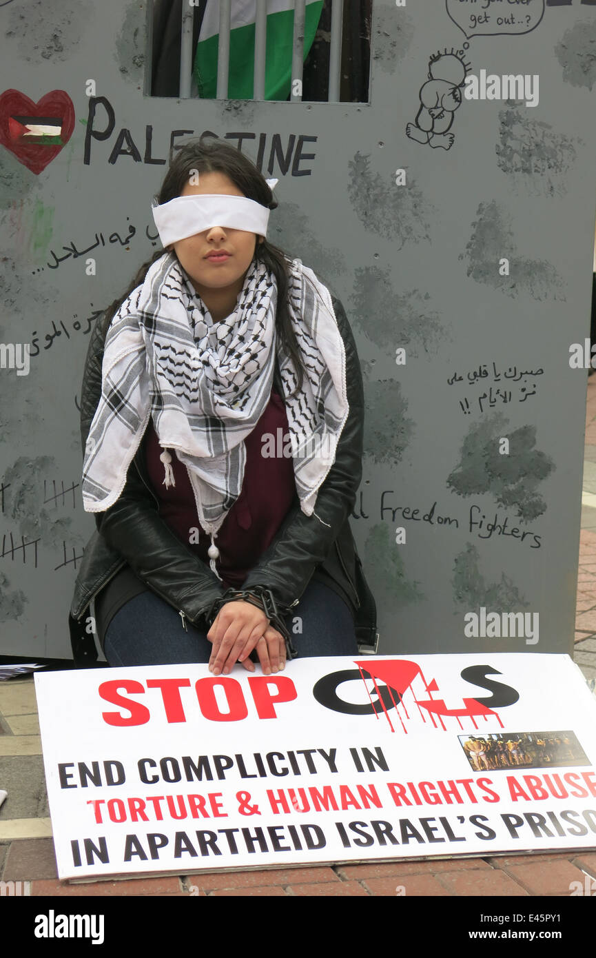 Nessrin Zavai in Handschellen und mit verbundenen Augen, zeigt auf einen Protest gegen private Sicherheitsfirma G4S durch das IPSC Stockfoto