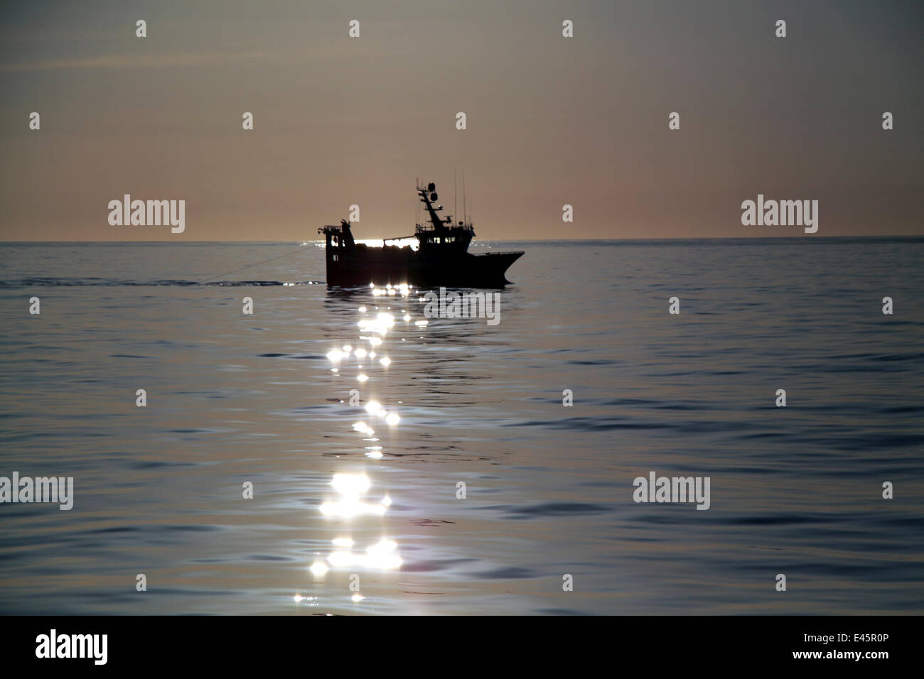 Schleppnetzfischerei auf der Nordsee bei Windstille, Mai 2010. Eigentum freigegeben. Stockfoto
