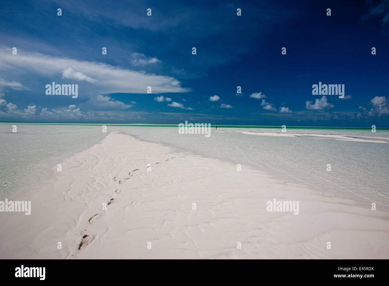 Fußabdrücke auf entfernten Person in den Untiefen der Exumas, Bahamas, Karibik. Juni 2009. -Modell veröffentlicht. Stockfoto