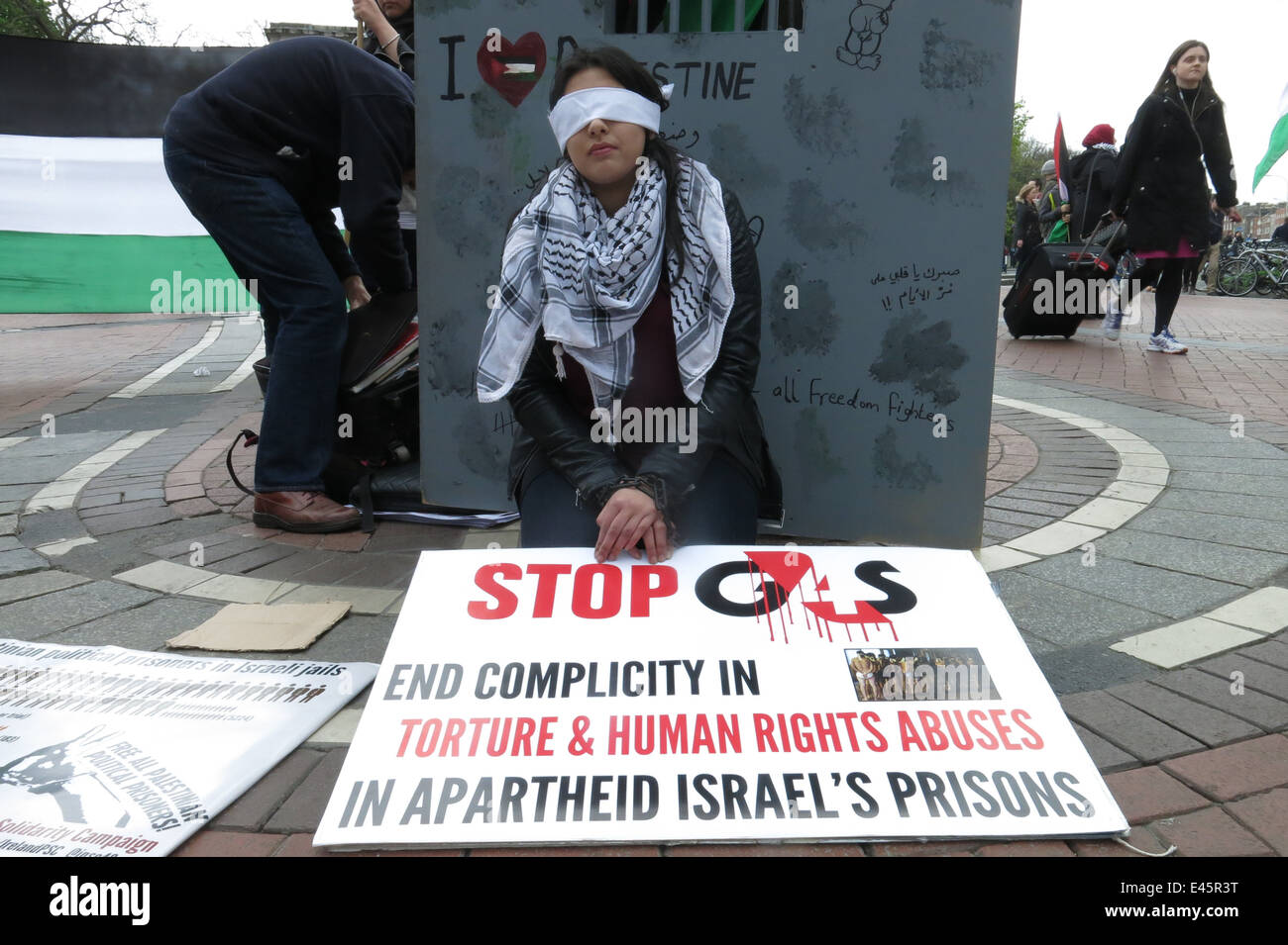 Nessrin Zavai in Handschellen und mit verbundenen Augen, zeigt auf einen Protest gegen private Sicherheitsfirma G4S durch das IPSC Stockfoto