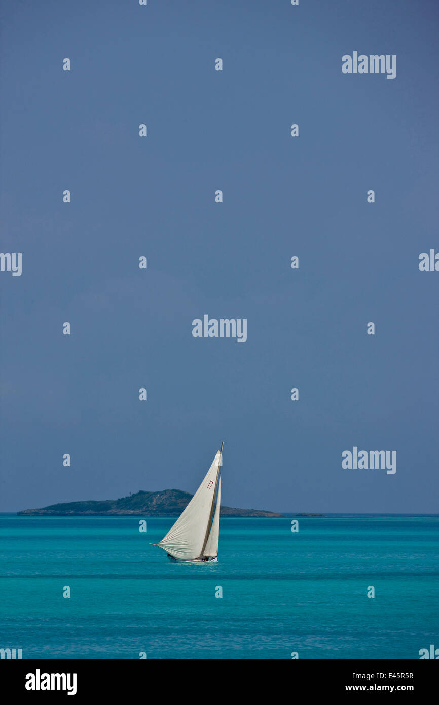 Einsame Boot Segeln auf türkisfarbenem Meer während der Bahamian Sloop Regatta, Georgetown, Exumas, Bahamas. April 2009. Stockfoto