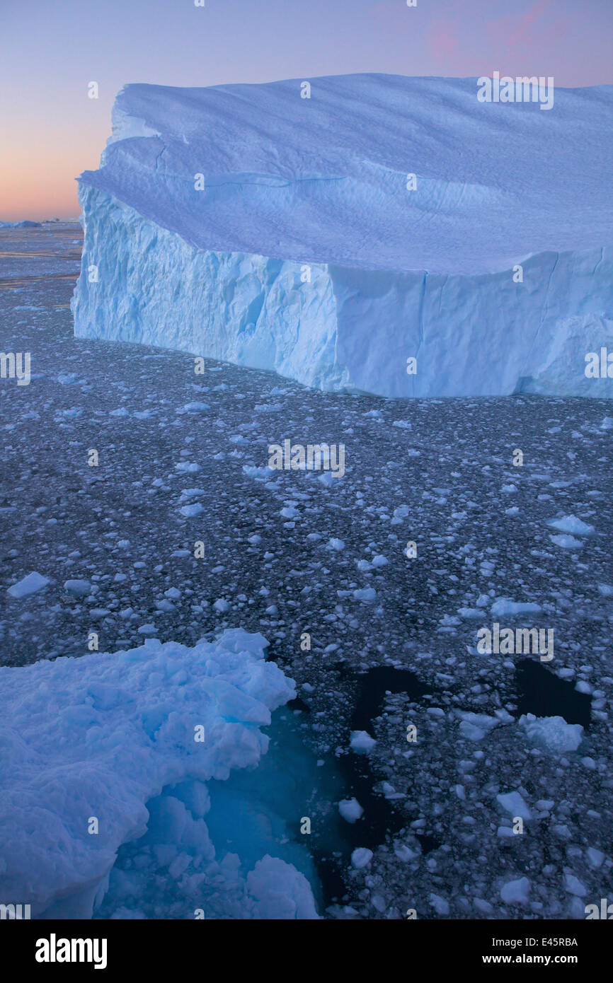 Großen Eisbergs in Cierva Bucht, Antarktis, in der Abenddämmerung, Februar 2009 Stockfoto