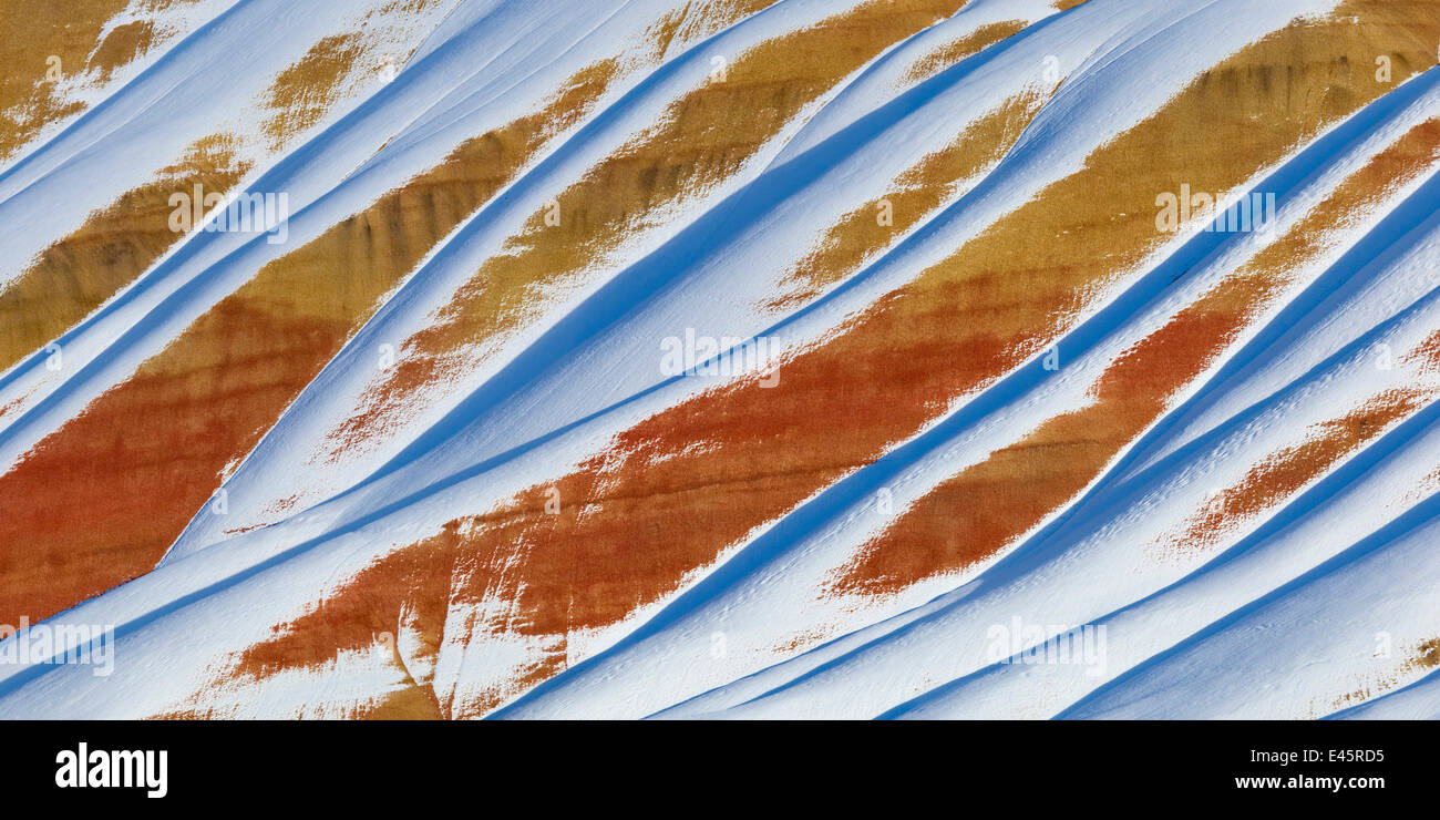 Wärmende Sonnenstrahlen nach einem Schneesturm zeigt komplizierte Muster in der "Painted Hills", verursacht durch langsam erodieren reichen fossilen Betten, in den John Day Fossil Beds National Monument, Oregon, USA. Dezember 2009 Stockfoto