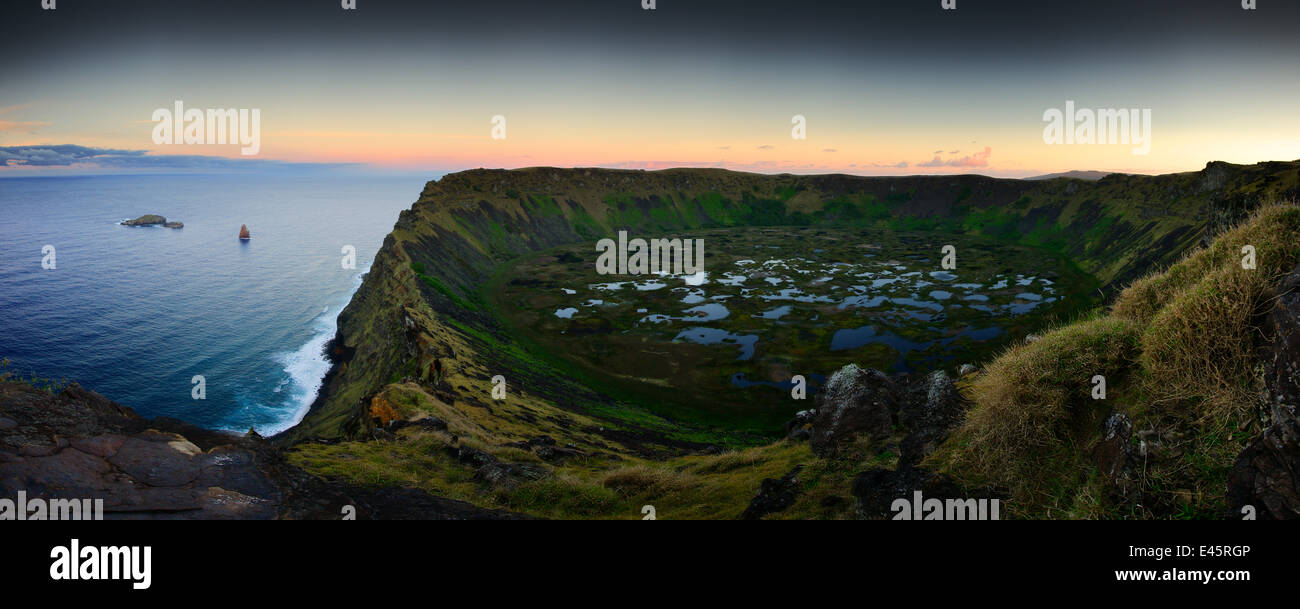 Rano Kau Vulkankrater mit Lagune und Motu Inselchen im Meer, Osterinsel Stockfoto