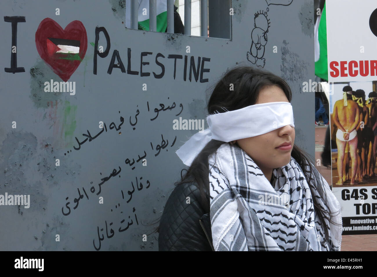 Nessrin Zavai in Handschellen und mit verbundenen Augen, zeigt auf einen Protest gegen private Sicherheitsfirma G4S durch das IPSC Stockfoto