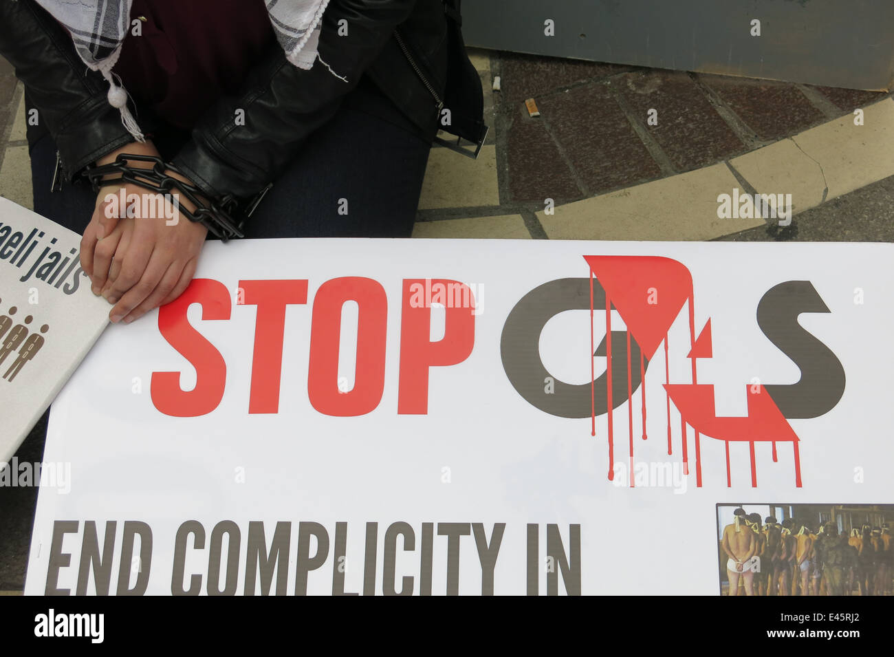 Nessrin Zavai in Handschellen und mit verbundenen Augen, zeigt auf einen Protest gegen private Sicherheitsfirma G4S durch das IPSC Stockfoto