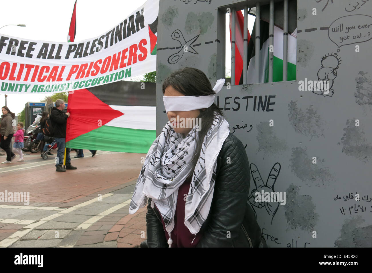 Nessrin Zavai in Handschellen und mit verbundenen Augen, zeigt auf einen Protest gegen private Sicherheitsfirma G4S durch das IPSC Stockfoto
