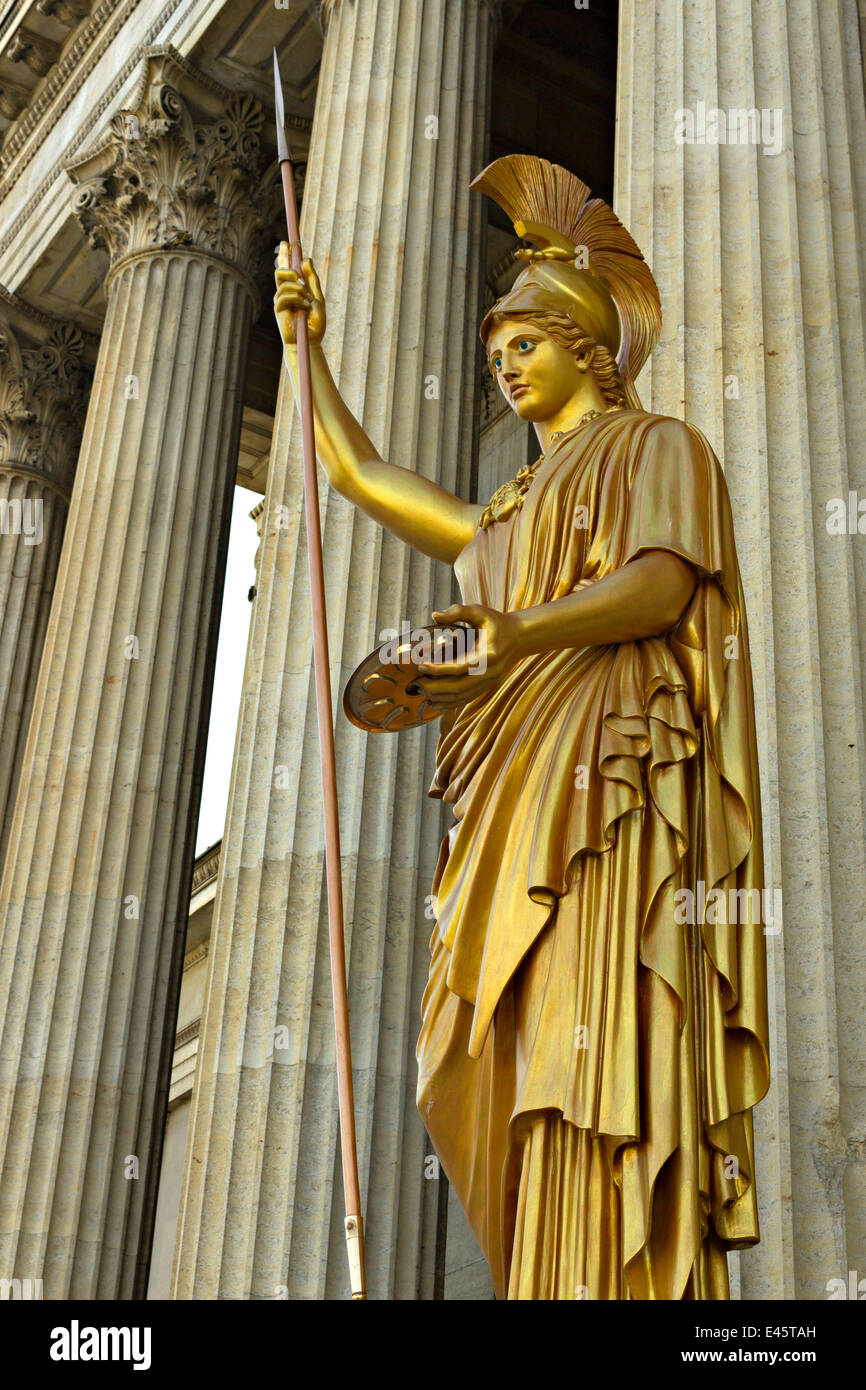 Goldene griechische Statue und Spalten des staatlichen Museums der klassischen Kunst, Pinakothek, München, Oberbayern, Deutschland, Europa Stockfoto