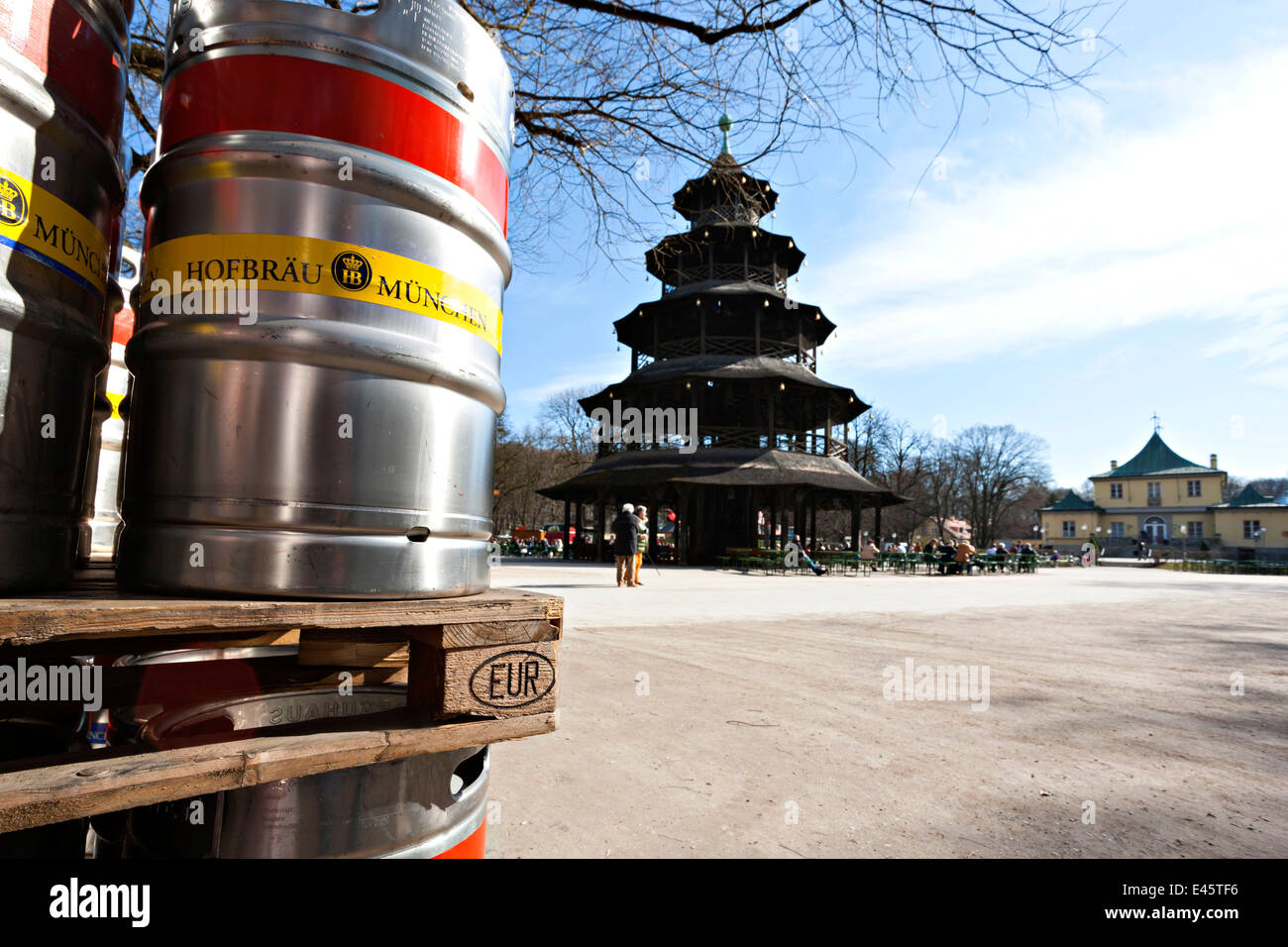 Hofbrau Bierfässer und Biergarten chinesischer Turm, englischer Garten