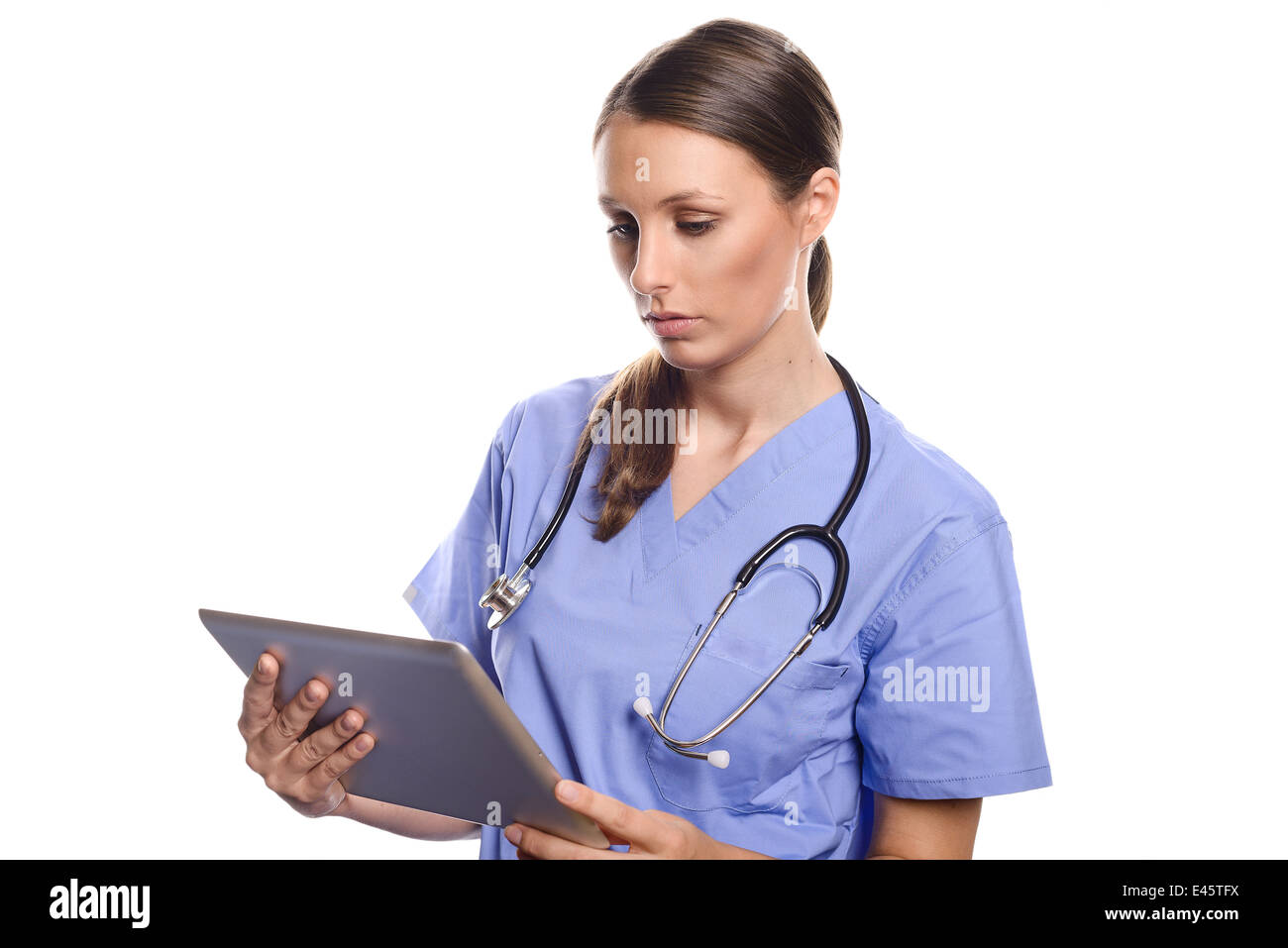 Junge weibliche Krankenschwester oder Arzt tragen blaue scheuert auf einem Tablet PC arbeiten isoliert auf weißem, Technologie-Konzept Stockfoto