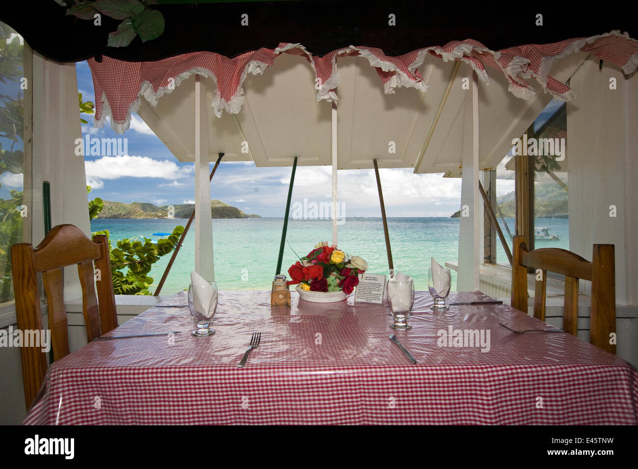 Tisch für zwei Personen mit Blick aufs Meer, Jemma Restaurant (No Release) für lokale Küche. Speyside auf der atlantischen Seite von Tobago, Karibik. März 2008. Stockfoto