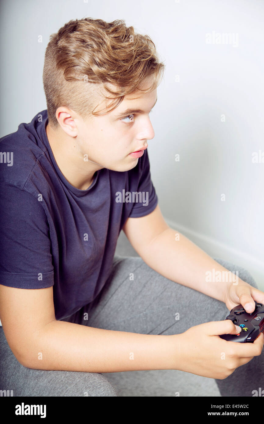 Eine junge männliche Junge Gaming in seinem Schlafzimmer. Stockfoto