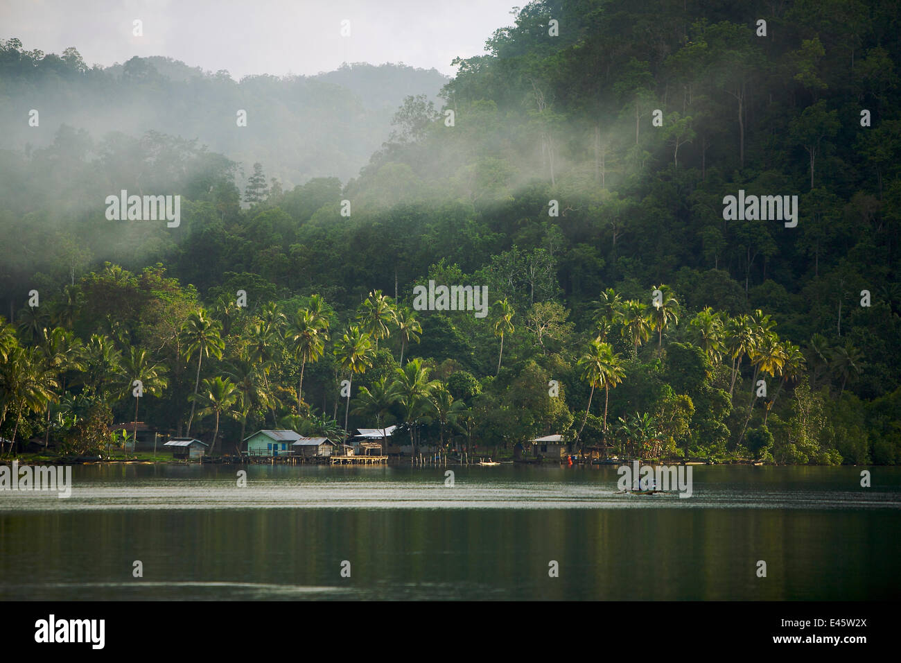 Fischer in Kanus und Dorf in der Nähe der Einfahrt zur Mayalibit Bucht. Dies ist ein Bereich von Waigeo Insel von Alfred Russel Wallace in den 1850er Jahren besucht. West-Papua, Indonesien, April 2007 Stockfoto