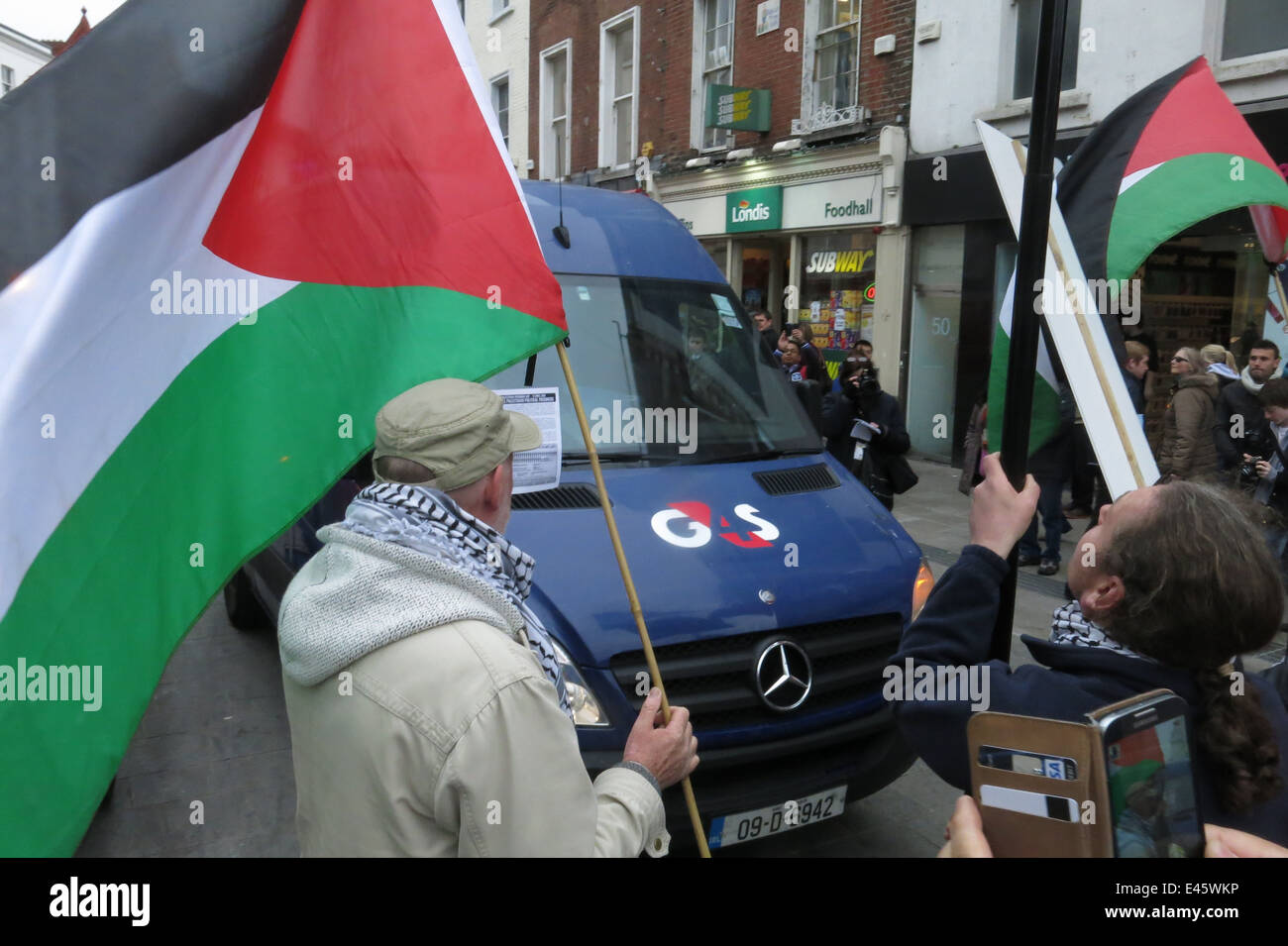 Aktivisten blockieren einen G4S van am Protest gegen G4S private Sicherheitsfirma von Irland-Palästina Solidarität-Kampagne (IPSC). Stockfoto