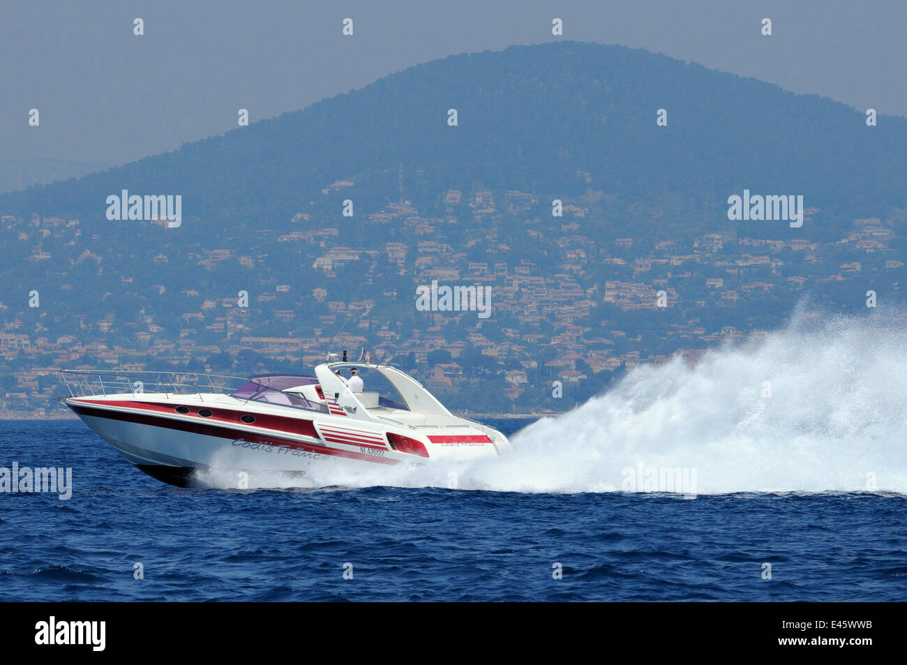 Schnellboot massive Spray zu schaffen, wie sie entlang der Cote d ' Azur führt vorbei an Carqueranne. Frankreich, Mai 2010. Stockfoto