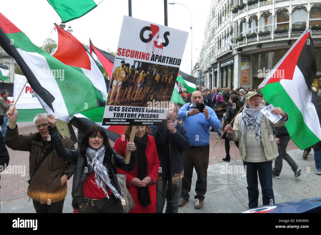 Aktivisten blockieren einen G4S van am Protest gegen G4S private Sicherheitsfirma von Irland-Palästina Solidarität-Kampagne (IPSC). Stockfoto