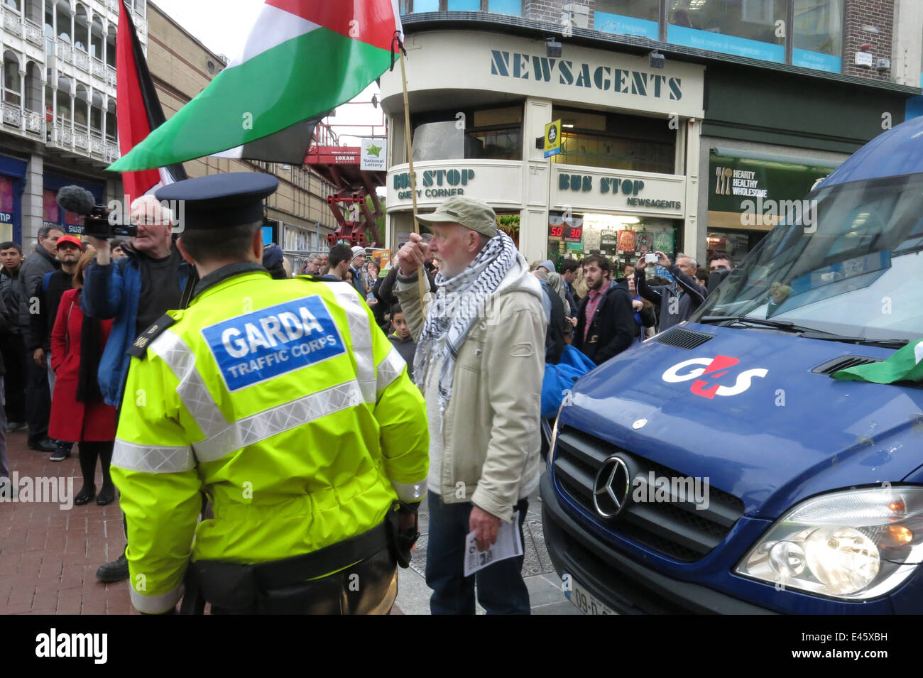 Demonstranten blockieren einen G4S van am Protest gegen G4S private Sicherheitsfirma von Irland-Palästina Solidarität-Kampagne (IPSC). Stockfoto