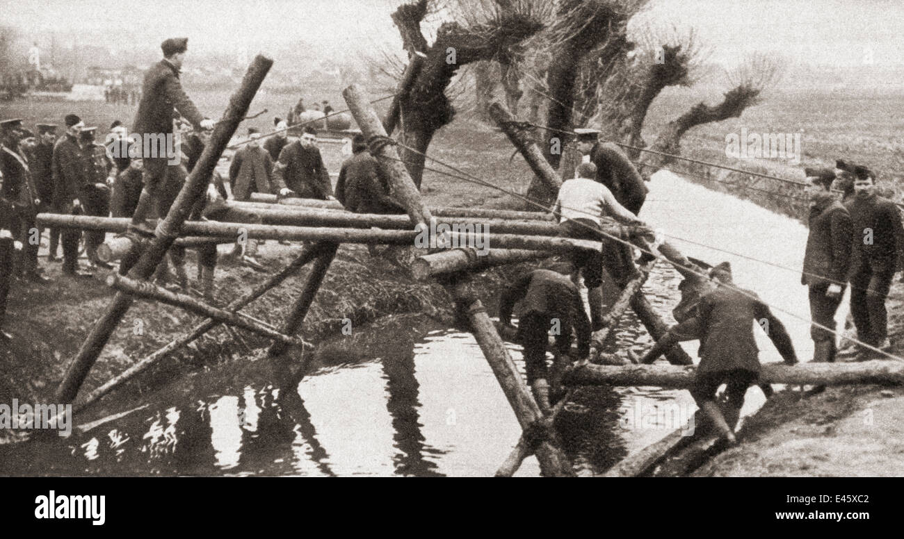 Zivilisten, die mit ihren täglichen Geschäften, in diesem Fall überbrücken Gebäude, während des ersten Weltkriegs. Stockfoto