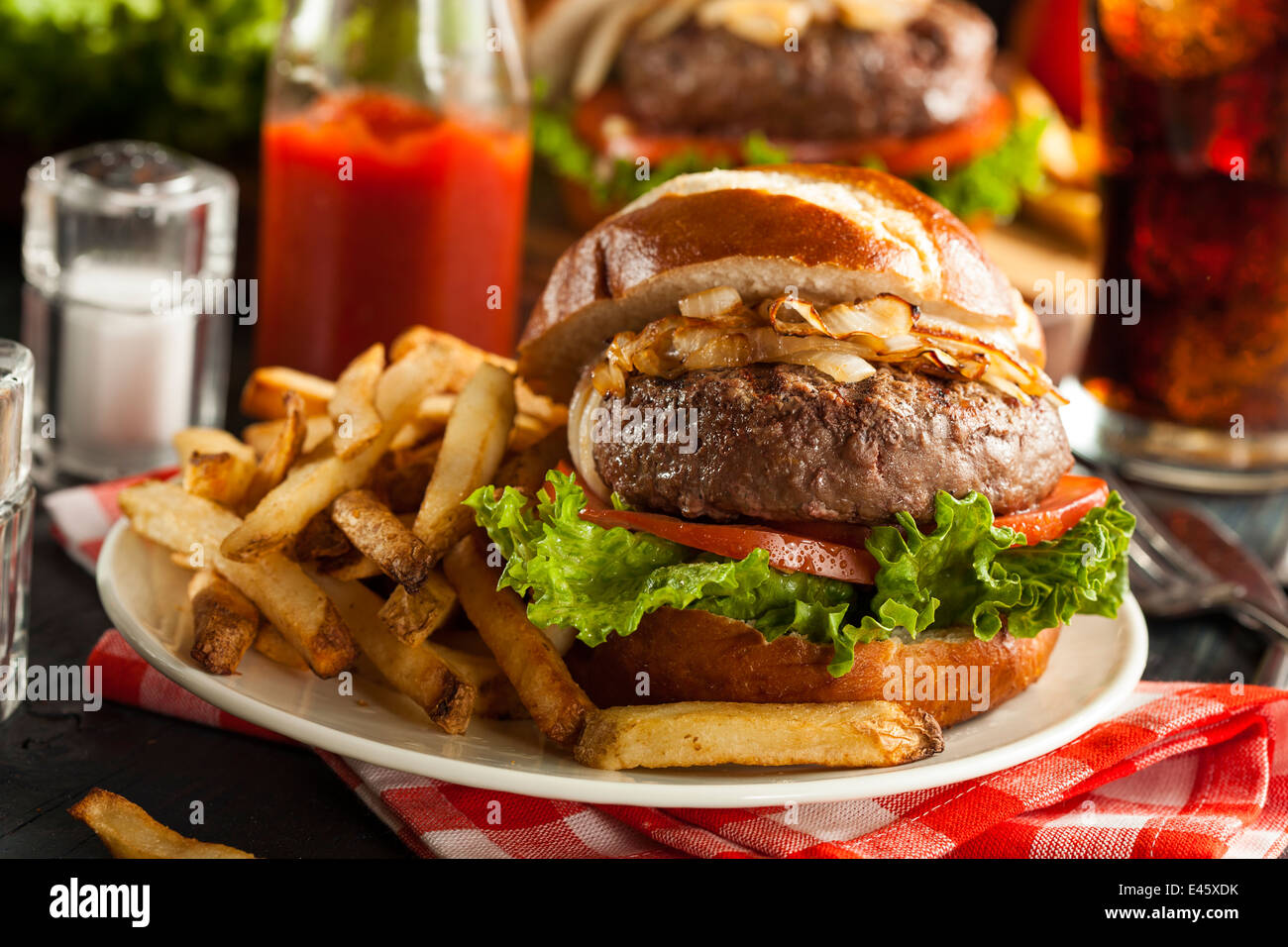 Gourmet-Burger mit Salat, Tomate und Zwiebeln Stockfoto