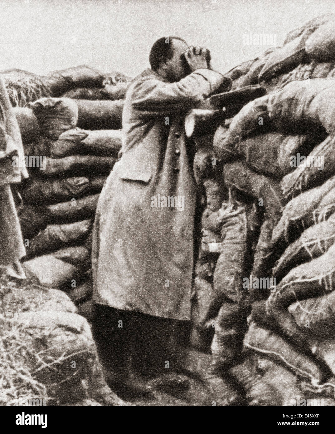 Einen deutschen Offizier in einem stark sandbagged Beobachtungspunkt während des ersten Weltkriegs. Stockfoto