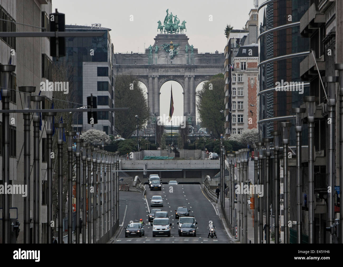 Rue de la Loi, Brüssel, Belgien gegen das Musée Royal de l'Armée et d'Histoire Militaire Parc du Cinquantenaire Stockfoto