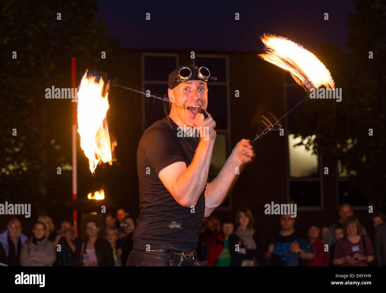 "Der Feuermann" zeigt seine Leistung in "Extraschicht" - die jährliche Nacht der Industriekultur im westlichen Ruhrgebiet Deutsch Stockfoto