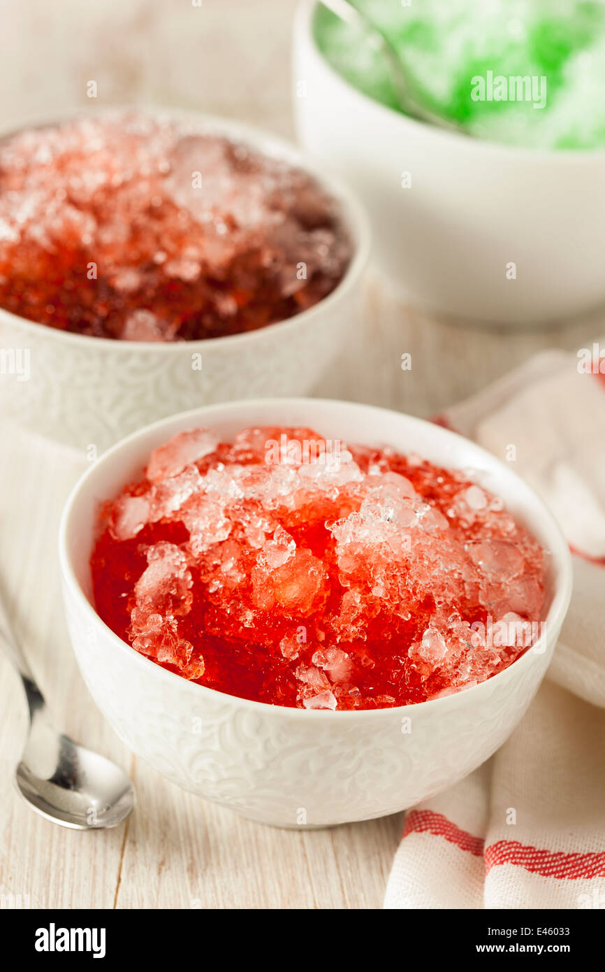 Erfrischende hausgemachte rasiert Eis in eine Schüssel geben Stockfoto