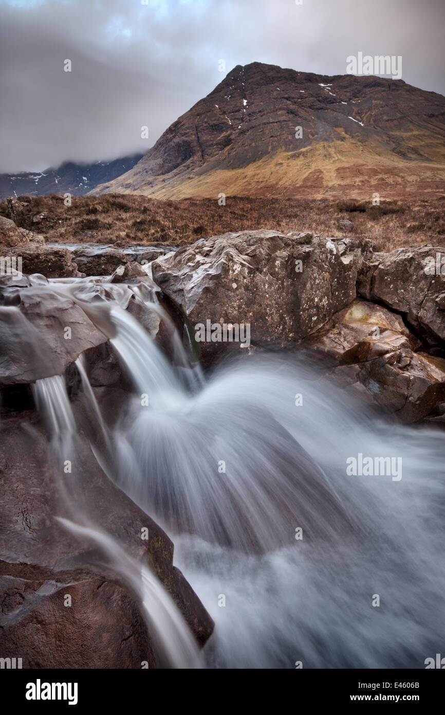 Die Allt Kokos "ein" Mhadaidh Fluss fließt über von Cullin Hills, Glen Brittle, Isle Of Skye, innere Hebriden, Schottland, UK, März 2010. Stockfoto