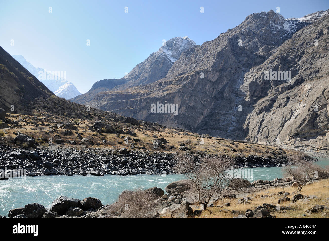 Ein Blick auf die gebirgige Lebensraum der Markhor. Naryn-Nationalpark, Kirgisien, Zentralasien, November 2009. Stockfoto