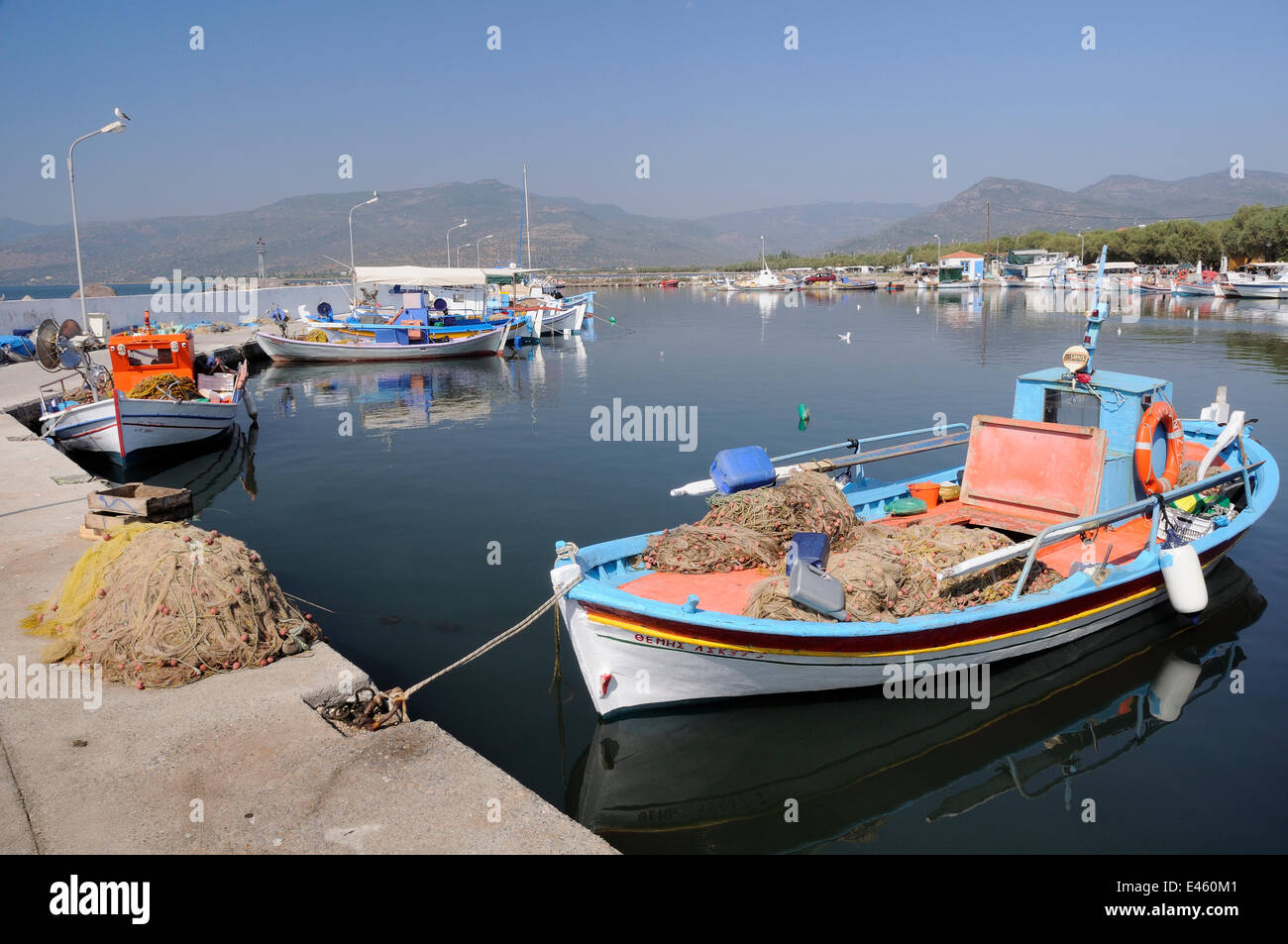 Traditionelle hölzerne Fischerboote vertäut im Hafen von Skala Kalloni. Lesbos / Lesbos, Griechenland, August 2010 Stockfoto