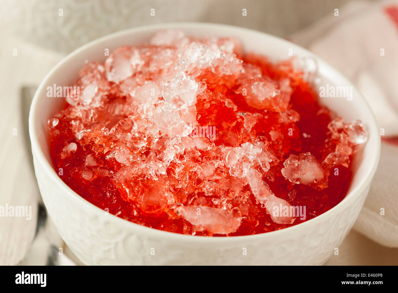 Erfrischende hausgemachte rasiert Eis in eine Schüssel geben Stockfoto