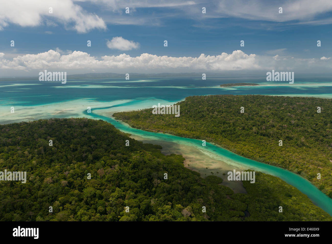Luftbild von Korallenbänken und weißem Sand bars umgebenden Bugsuk Insel, Bauernhof Farm 1 der Jewelmer Perle. Diese Privatinsel ist seit den 1970er Jahren stark geschützt und ist in makellosem Zustand Umwelt, Palawan, Philippinen, April 2010, kultivierten G Stockfoto