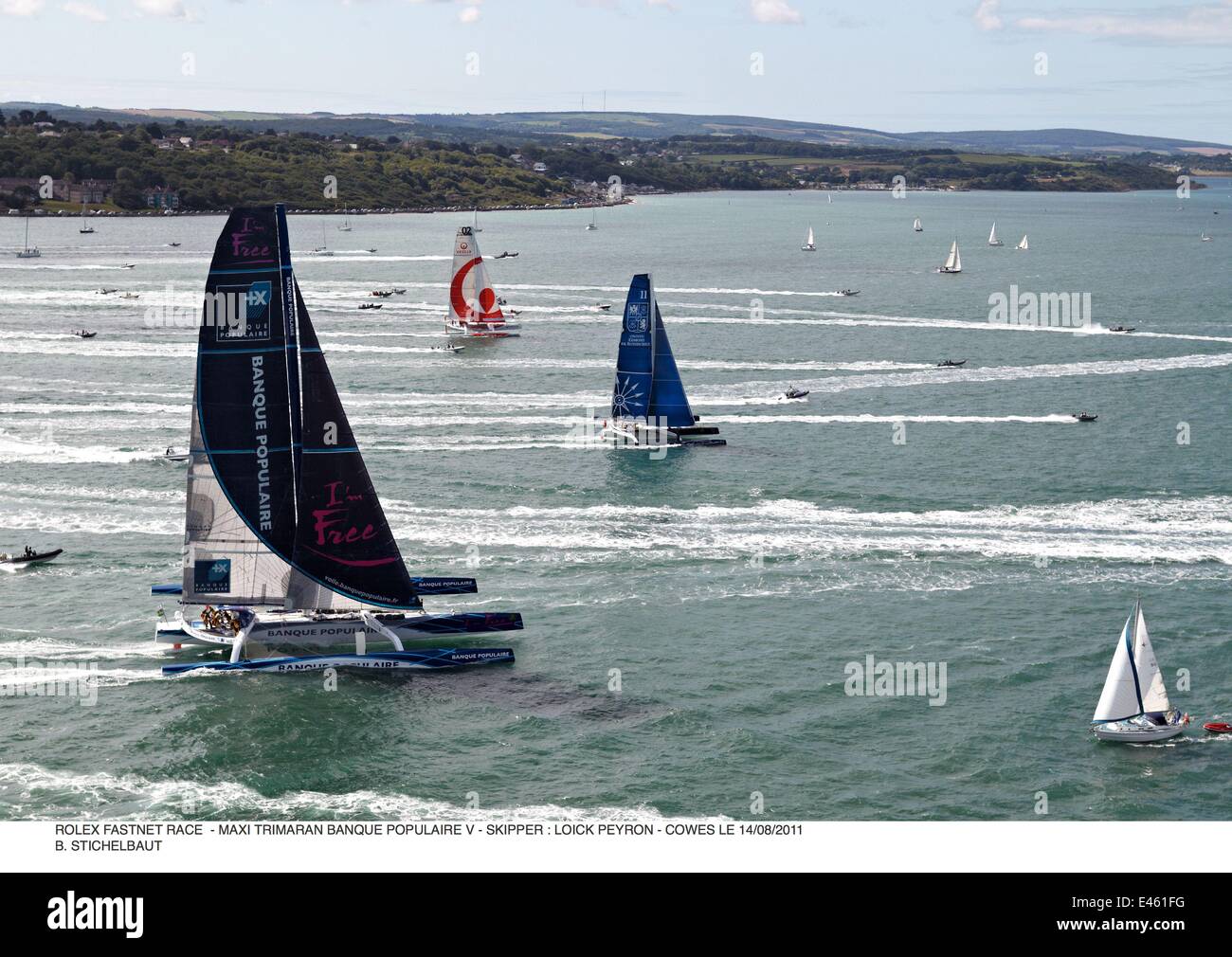 Maxi-Trimarane verlassen Cowes in RORC Rolex Fastnet Race. Isle Of Wight, England, August 2011. Alle nicht-redaktionellen Verwendungen müssen individuell geklärt werden. Stockfoto