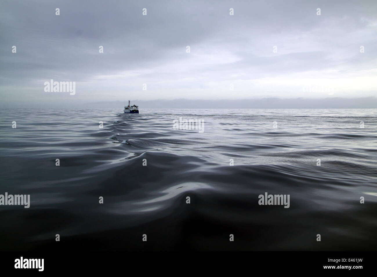 Trawler verlassen Wellen in seinem Gefolge, als es für Fischgründe an einem ruhigen Tag an der Nordsee, Europa, April 2011 leitet. Eigentum freigegeben. Stockfoto