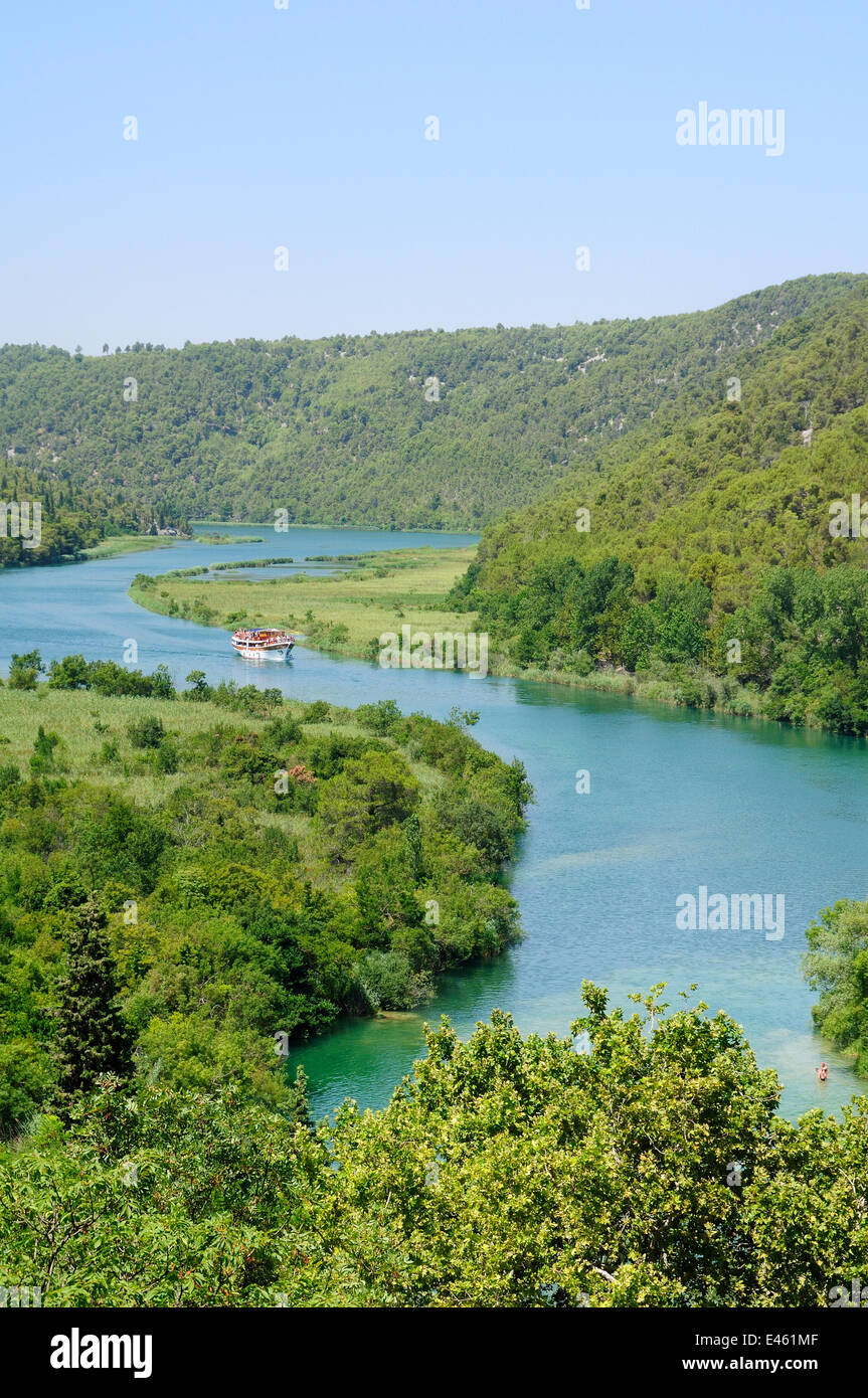 Boot bringt Touristen auf dem Fluss Krka von Skradin Skradinski Buk Wasserfälle, Nationalpark Krka, Sibenik, Kroatien, Juli 2010 besuchen. Stockfoto