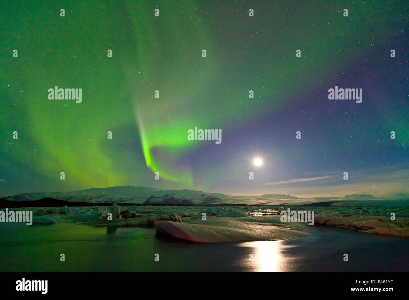 Nordlichter (Aurora Borealis) und Mond im Himmel über Gletscherlagune Jökulsárlón. Southern Island, Europa, März 2011. Stockfoto