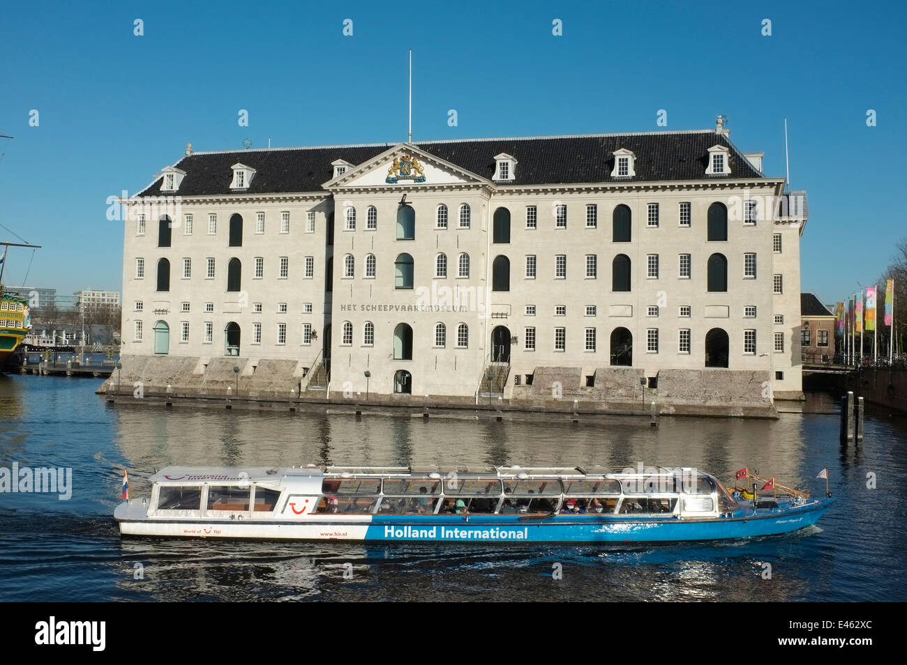 National Maritime Museum, Het Scheepvaartmuseum Amsterdam Niederlande mit Touristenboot vorbei Stockfoto