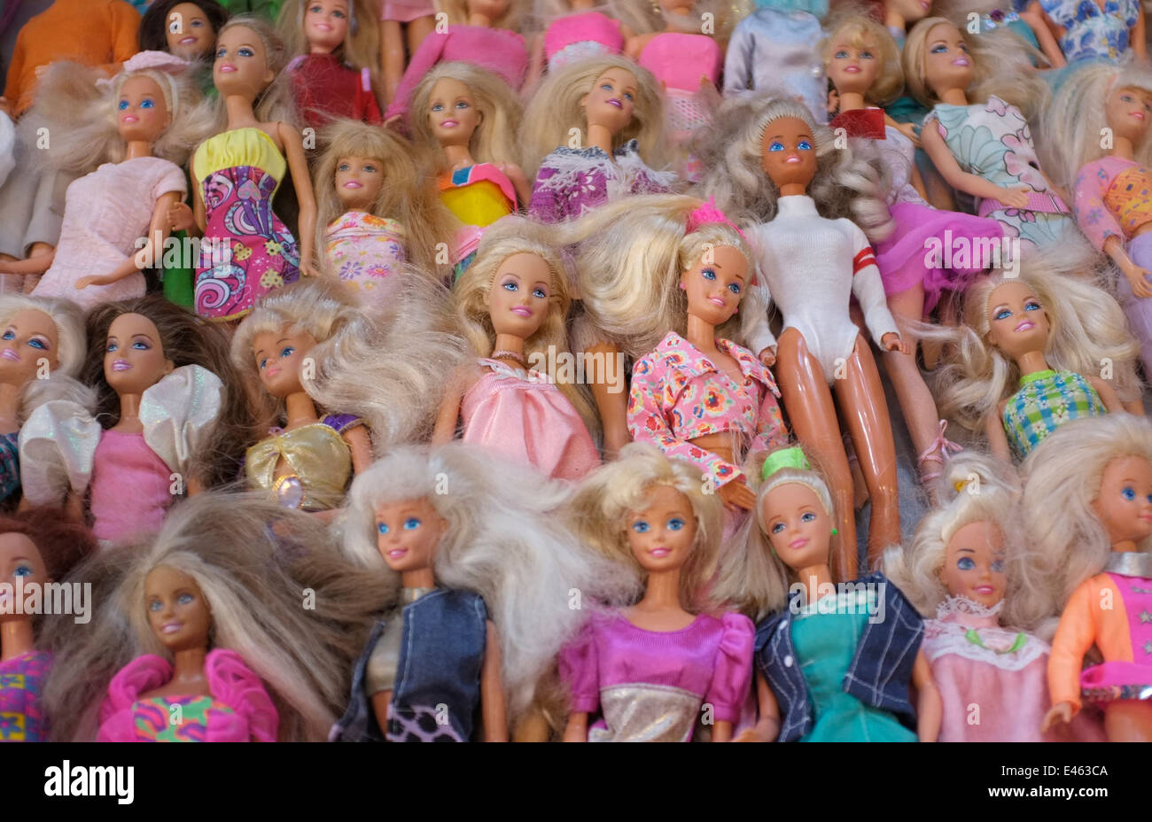 Ein Marktstand auf dem Flohmarkt, der unzählige Barbie-Puppen verkauft, amsterdam, niederlande Stockfoto