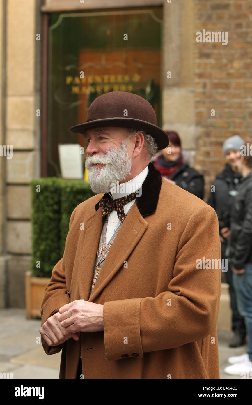 Ein Mann gekleidet in historischen Kostümen aus der Straße am Set der viktorianischen Horror TV-Serie "Penny Dreadful". Stockfoto