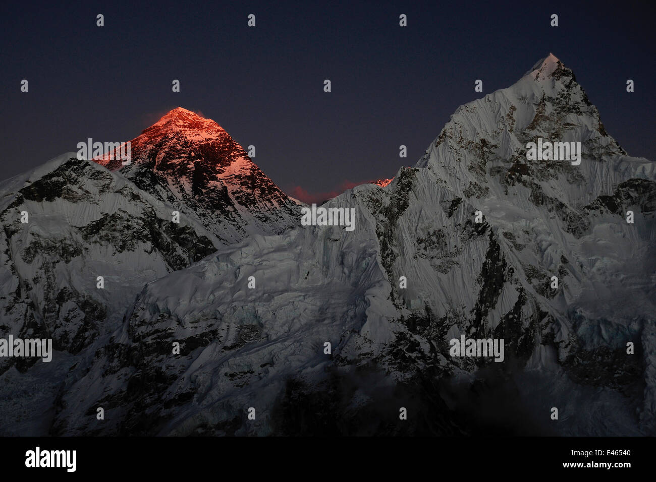 Das letzte Licht des Tages beleuchtet den Gipfel des Mount Everest, Sagarmatha Nationalpark, Khumbu, Himalaya, Nepal, Oktober 2011. Stockfoto
