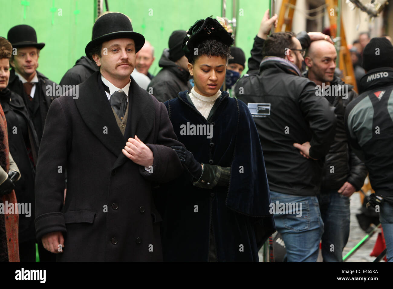 Ein Mann und eine Frau gekleidet in historischen Kostümen auf der Straße am Set der viktorianischen Horror TV-Serie "Penny Dreadful". Stockfoto