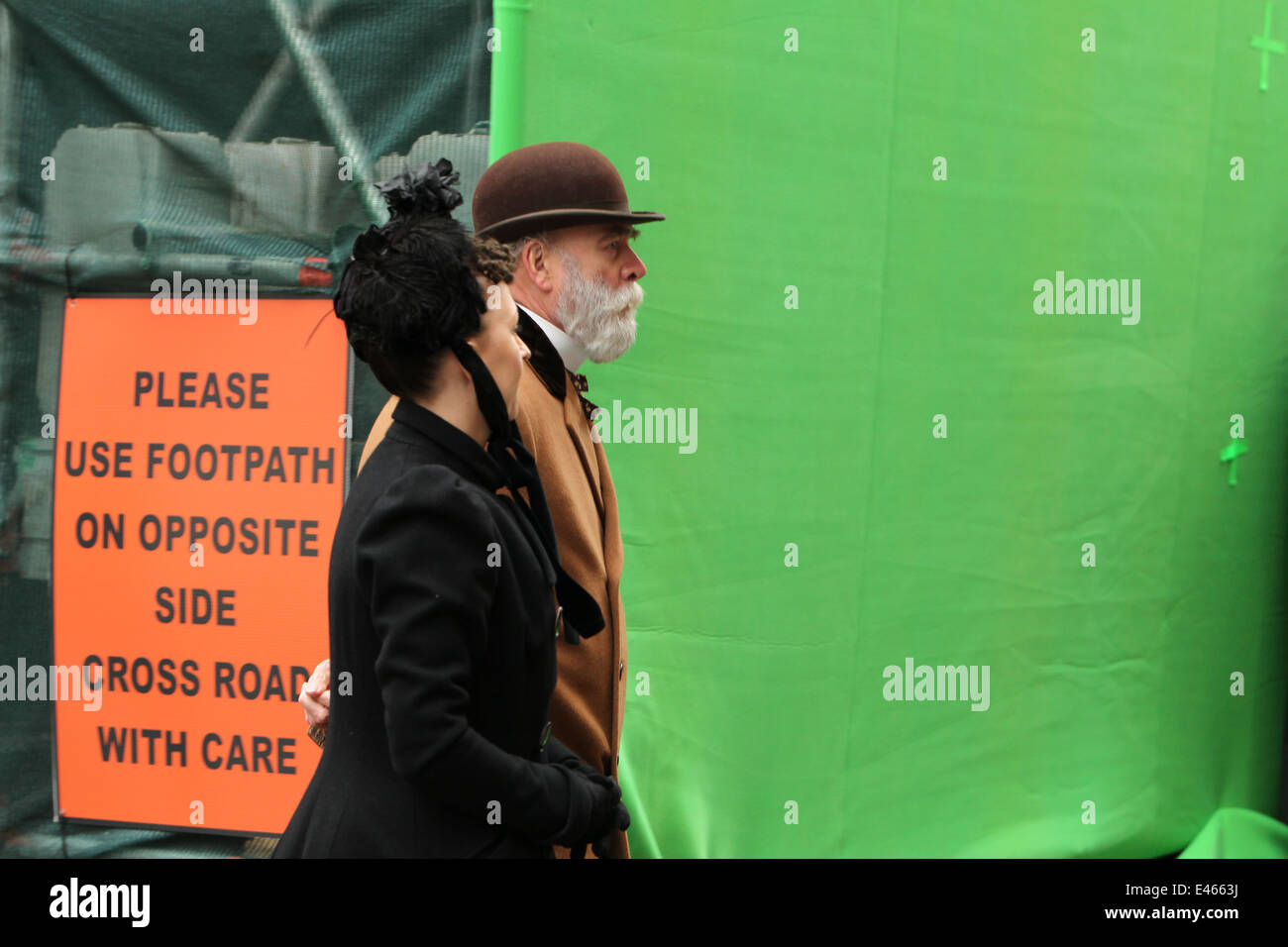 Ein Mann und eine Frau gekleidet in historischen Kostümen auf der Straße am Set der viktorianischen Horror TV-Serie "Penny Dreadful". Stockfoto