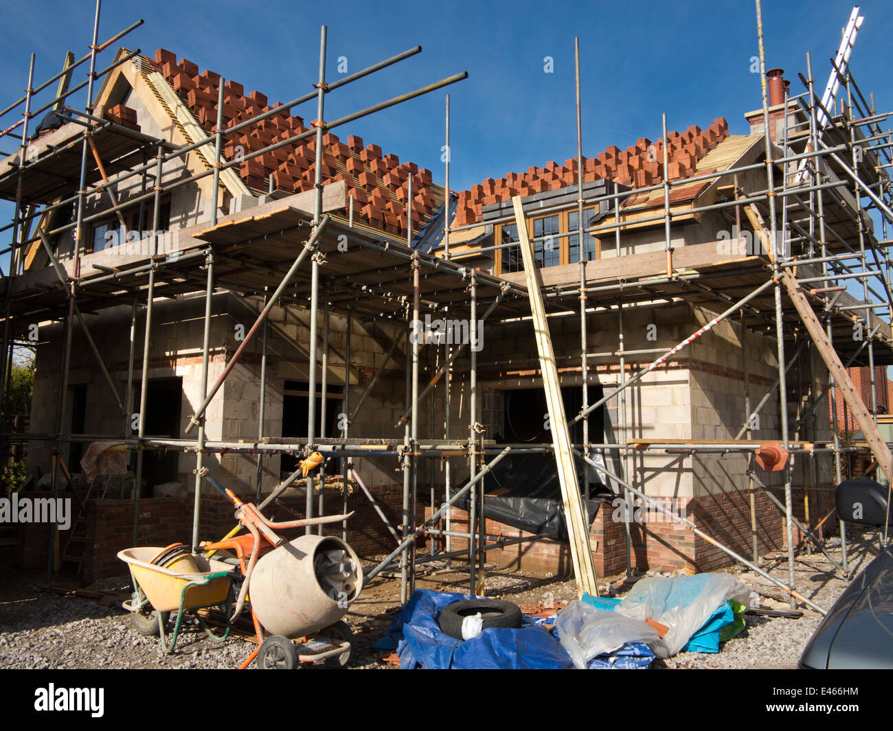 selbst Haus zu bauen, Bau, Dach, Tonziegel gestapelt, in bündeln auf Lattung bereit gelegt werden Stockfoto