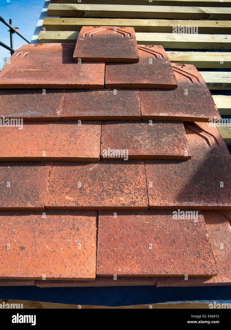 selbst bauen, Haus, Bedachung, rot, Val de Seine Tonziegel auf Dach gelegt Stockfoto