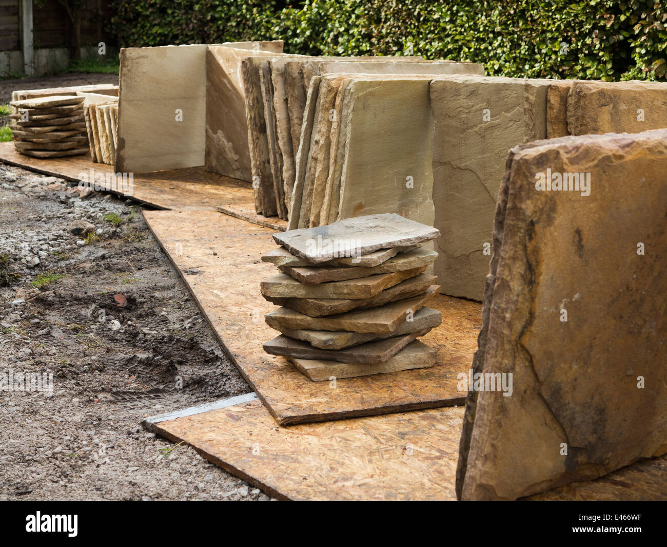 selbst Hausbau, positionieren Sie indische Natursteinplatten in gestapelt bereit für den Einbau Stockfoto